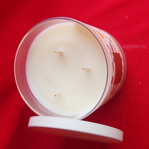 Bath and Body Works Candle - Picture 2 of 3